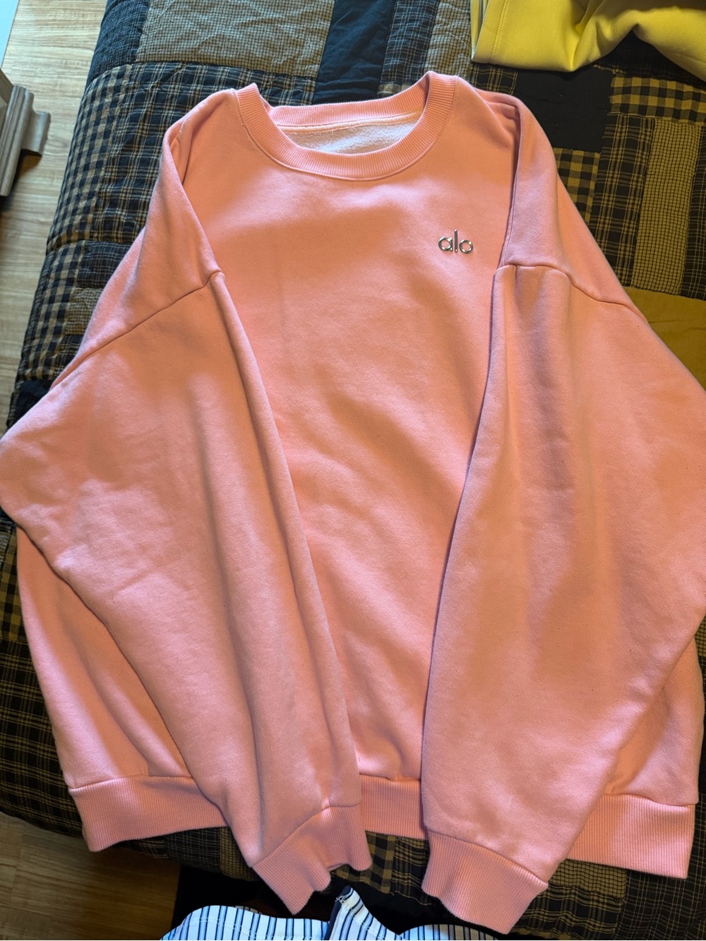 ALO Yoga Womens Crewneck Sweatshirt in Pink